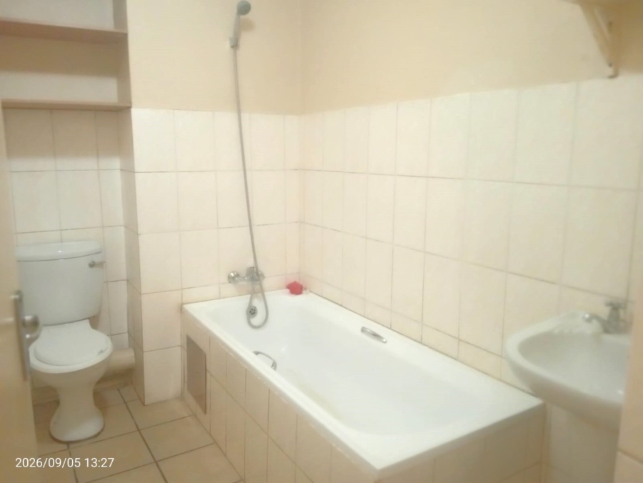 To Let 2 Bedroom Property for Rent in Moffat View Gauteng