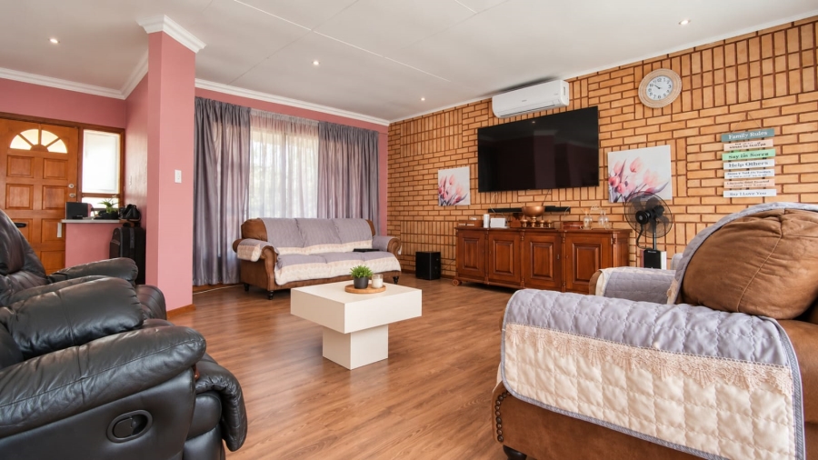 4 Bedroom Property for Sale in Buyscelia Gauteng