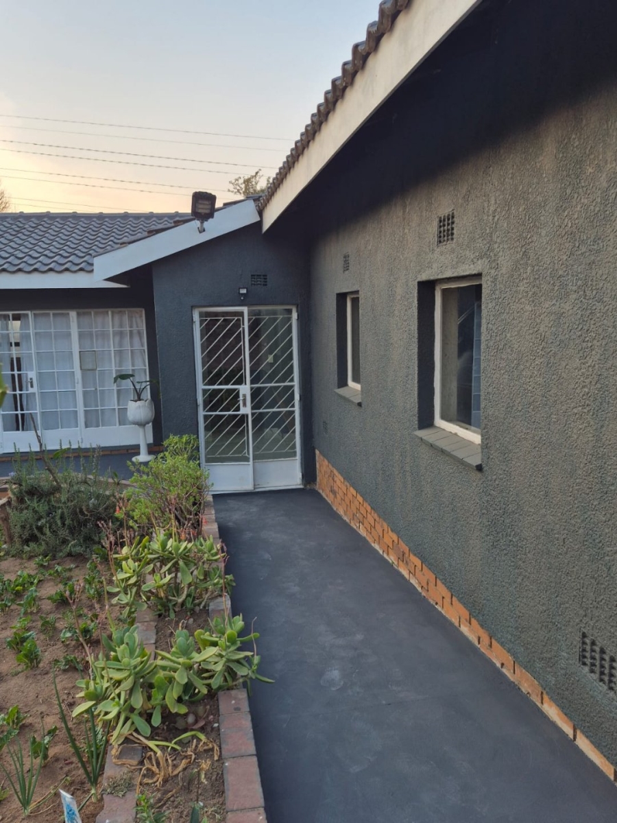 To Let 2 Bedroom Property for Rent in Bramley Manor Gauteng