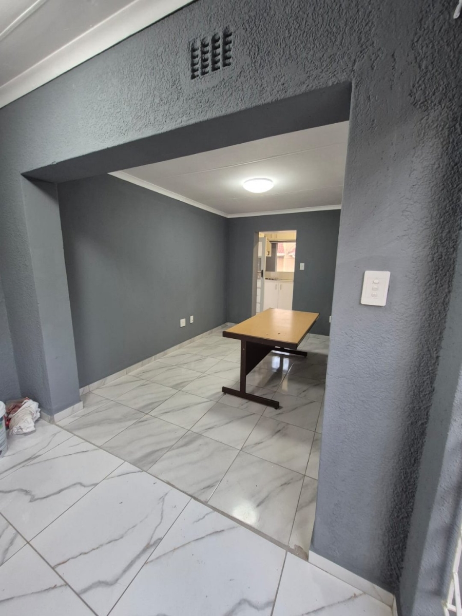 To Let 2 Bedroom Property for Rent in Bramley Manor Gauteng
