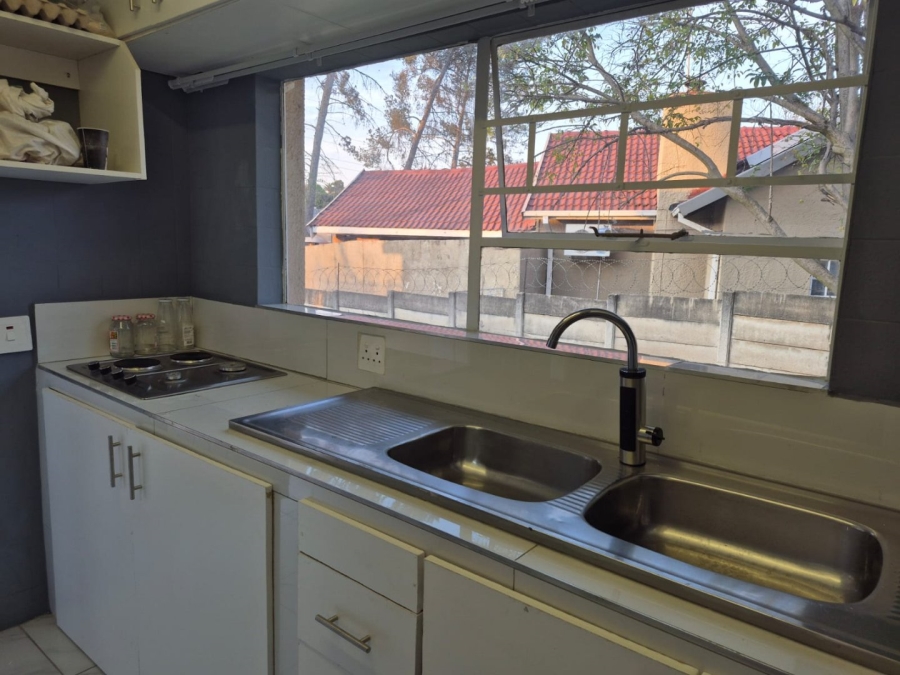 To Let 2 Bedroom Property for Rent in Bramley Manor Gauteng