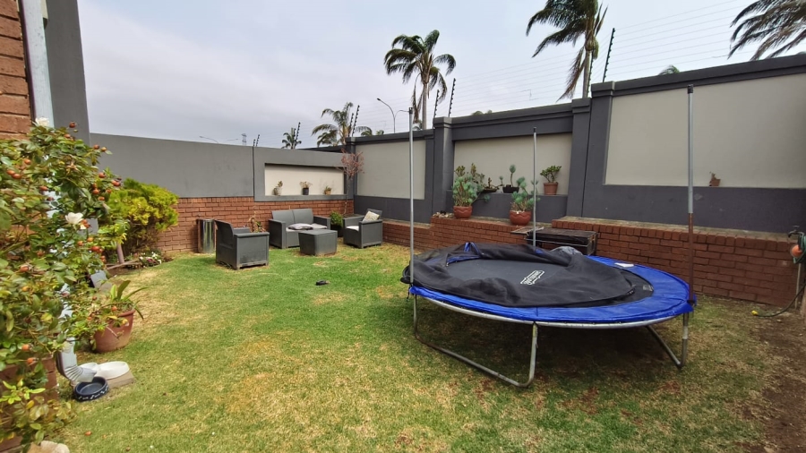 3 Bedroom Property for Sale in Sebenza Gauteng
