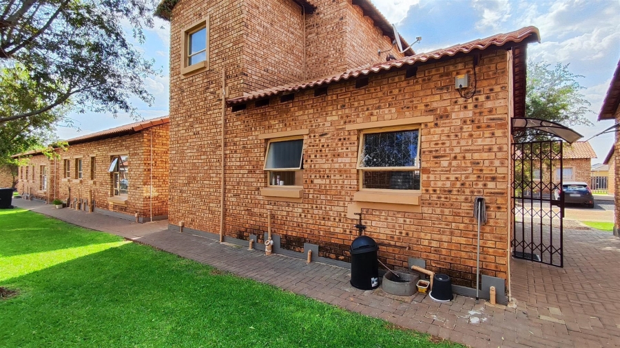 2 Bedroom Property for Sale in Dawn Park Gauteng