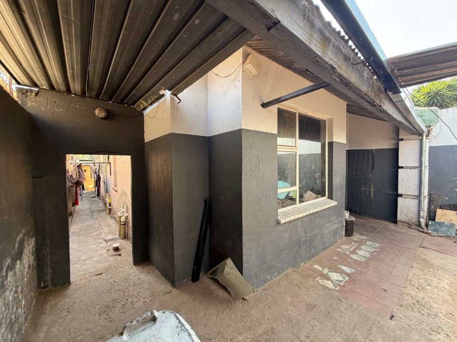 8 Bedroom Property for Sale in Bezuidenhout Valley Gauteng