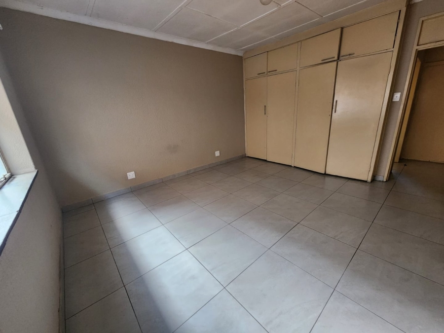 To Let 2 Bedroom Property for Rent in Crown Gardens Gauteng