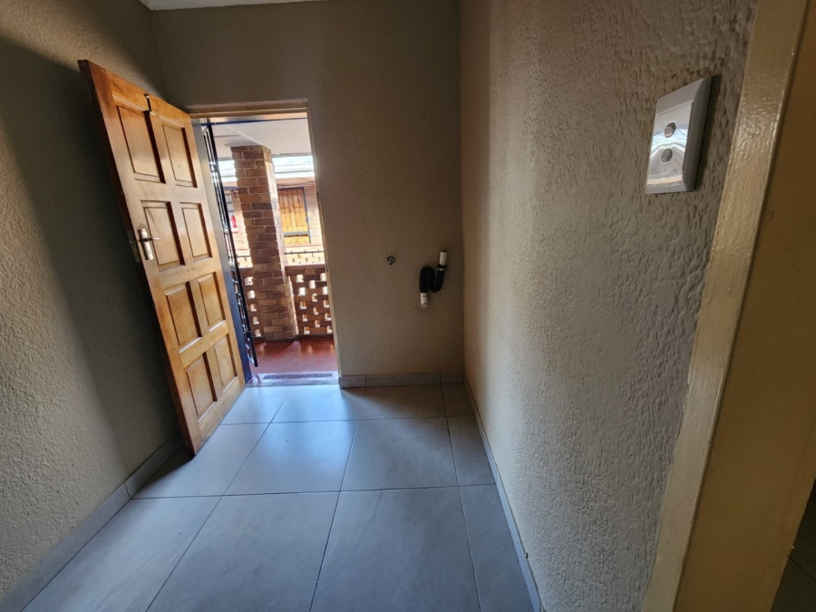 To Let 2 Bedroom Property for Rent in Crown Gardens Gauteng