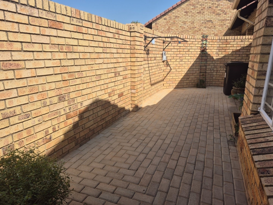 2 Bedroom Property for Sale in The Reeds Gauteng