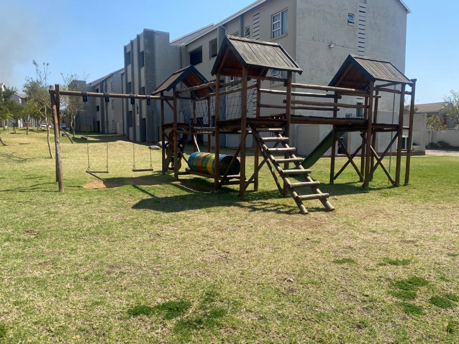 2 Bedroom Property for Sale in Blue Hills Gauteng