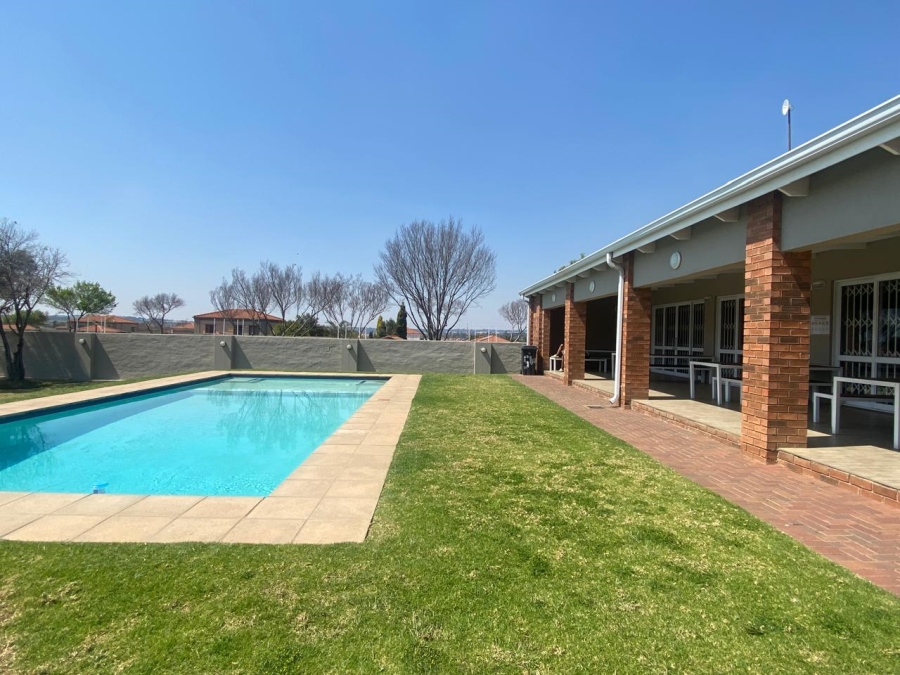 2 Bedroom Property for Sale in Blue Hills Gauteng