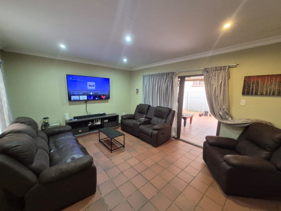 To Let 3 Bedroom Property for Rent in Garsfontein Gauteng