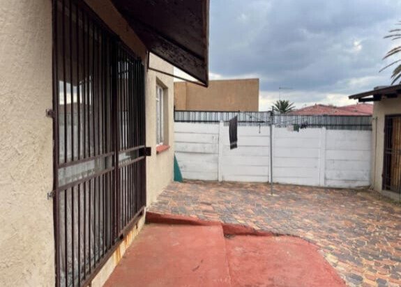 To Let 1 Bedroom Property for Rent in Crown Gardens Gauteng
