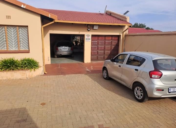5 Bedroom Property for Sale in Lenasia South Gauteng