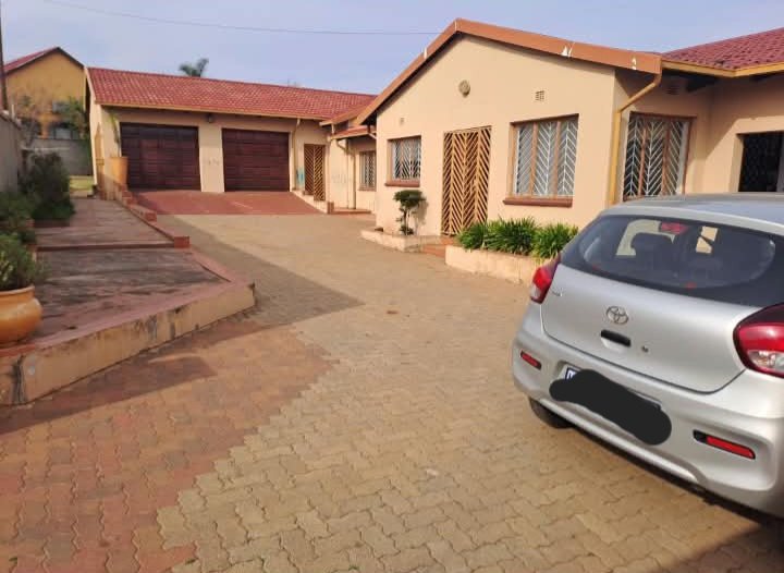 5 Bedroom Property for Sale in Lenasia South Gauteng