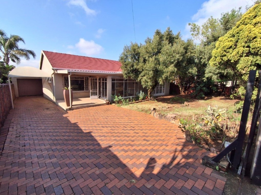 4 Bedroom Property for Sale in Dawnview Gauteng