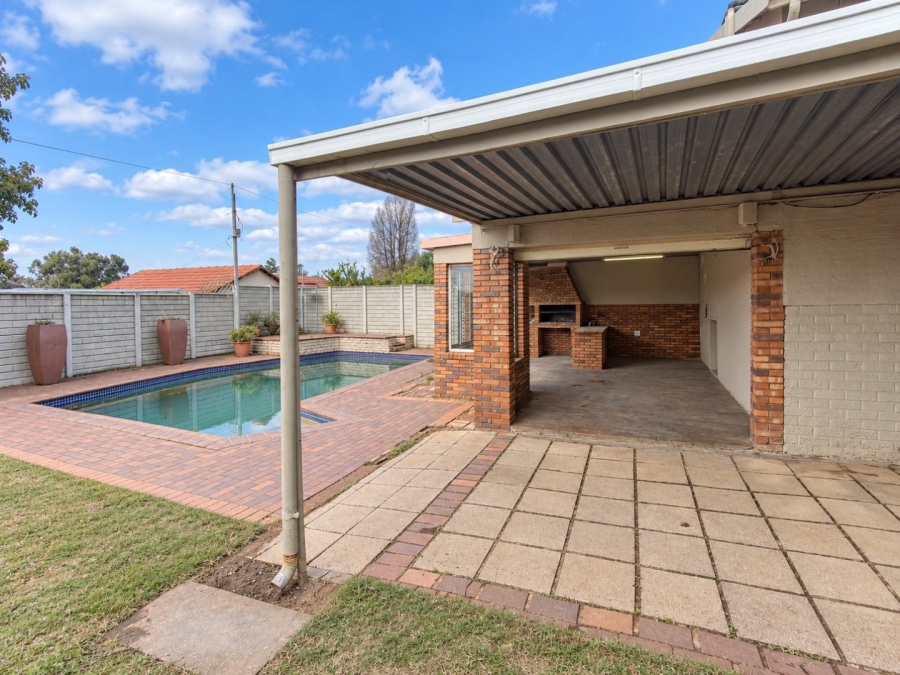 4 Bedroom Property for Sale in Dawnview Gauteng