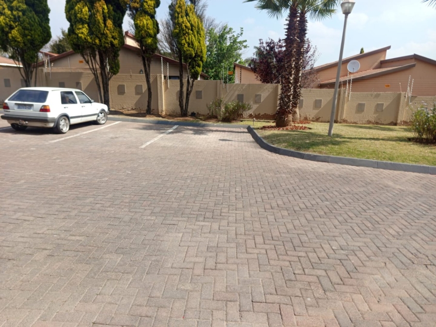 To Let 4 Bedroom Property for Rent in Halfway Gardens Gauteng