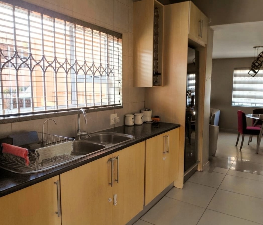 6 Bedroom Property for Sale in Mondeor Gauteng