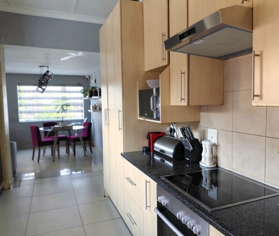 6 Bedroom Property for Sale in Mondeor Gauteng