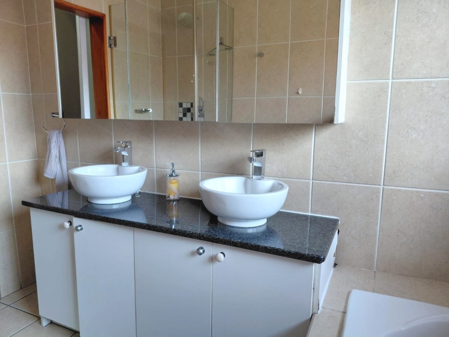 6 Bedroom Property for Sale in Mondeor Gauteng