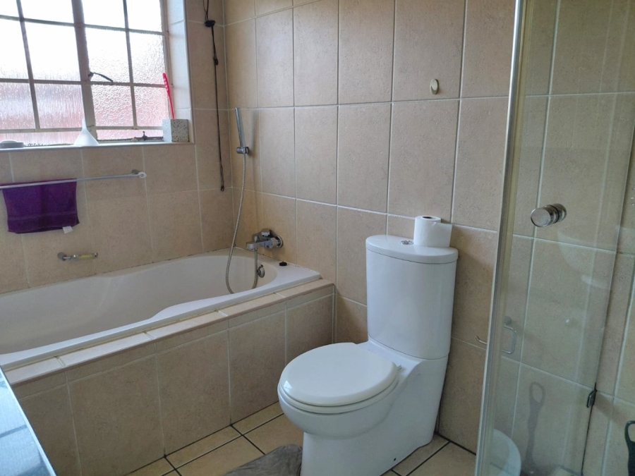 6 Bedroom Property for Sale in Mondeor Gauteng