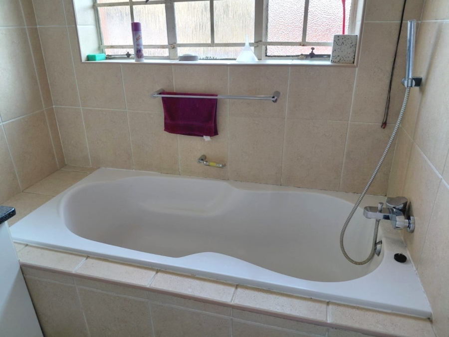6 Bedroom Property for Sale in Mondeor Gauteng