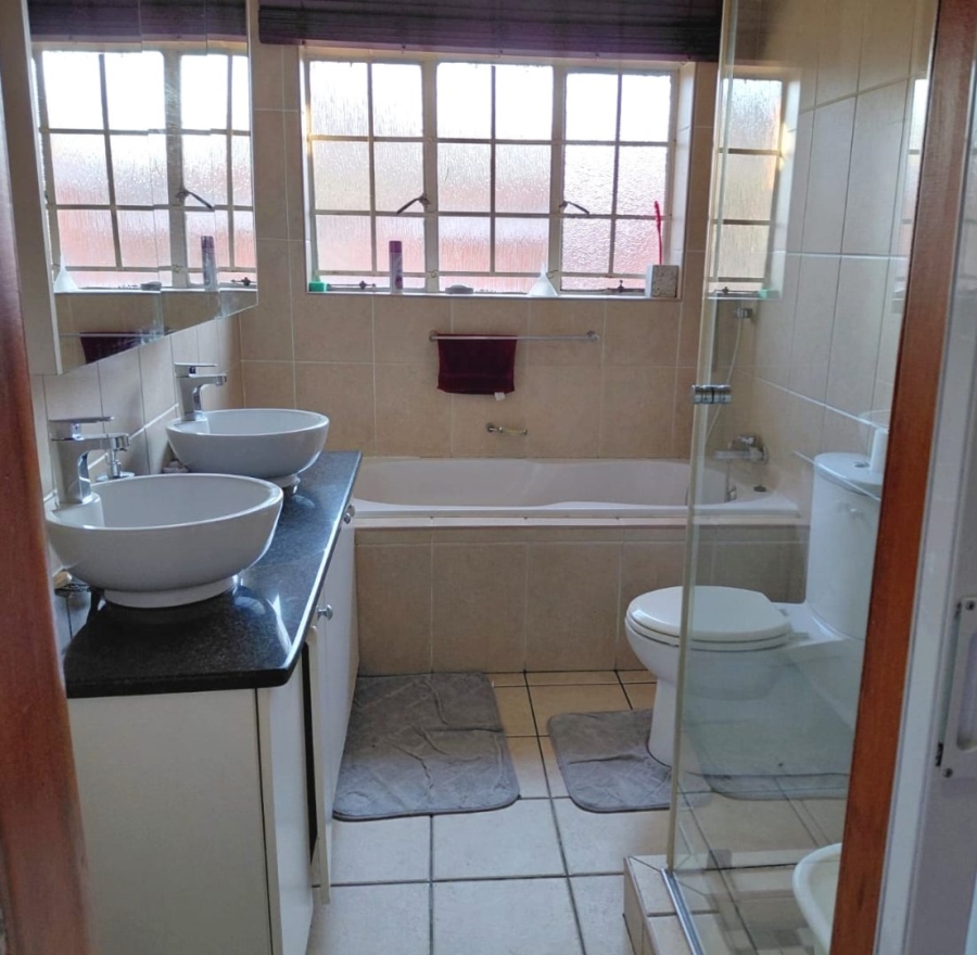 6 Bedroom Property for Sale in Mondeor Gauteng
