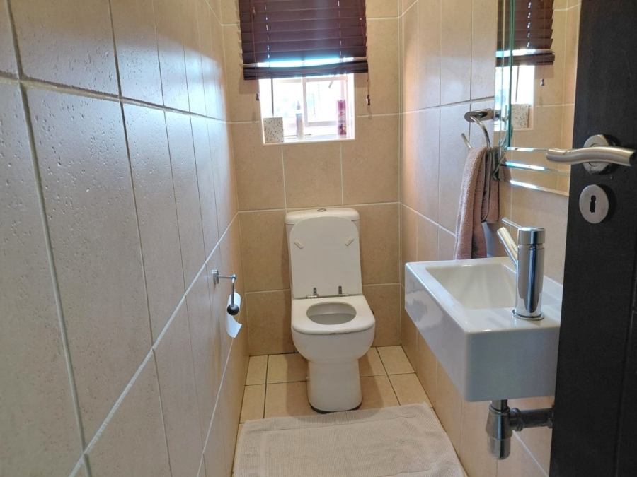 6 Bedroom Property for Sale in Mondeor Gauteng