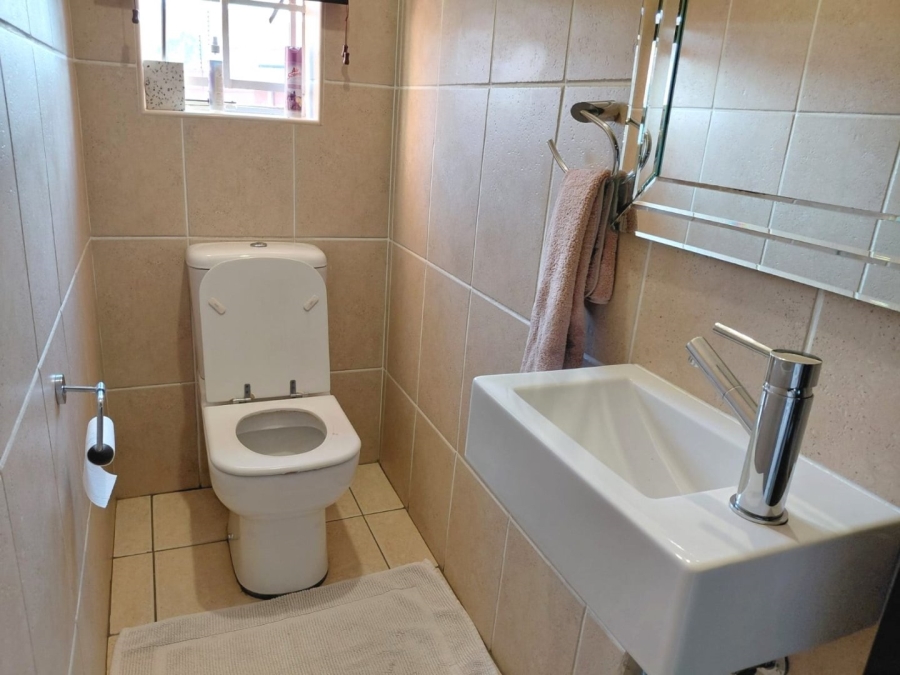 6 Bedroom Property for Sale in Mondeor Gauteng
