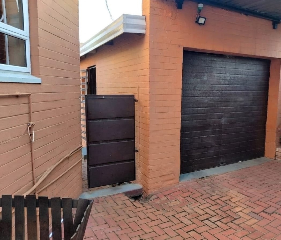 6 Bedroom Property for Sale in Mondeor Gauteng