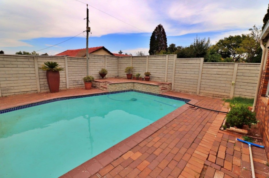 4 Bedroom Property for Sale in Dawnview Gauteng