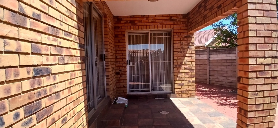 To Let 2 Bedroom Property for Rent in Heuweloord Gauteng