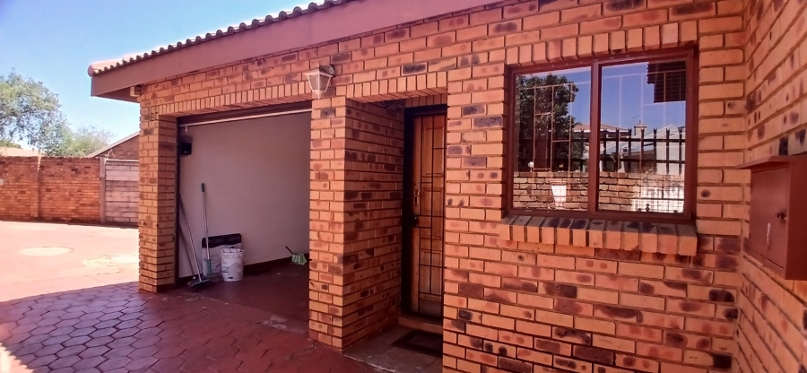 To Let 2 Bedroom Property for Rent in Heuweloord Gauteng