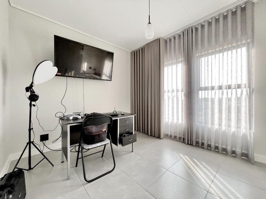 To Let 3 Bedroom Property for Rent in Waterfall Gauteng