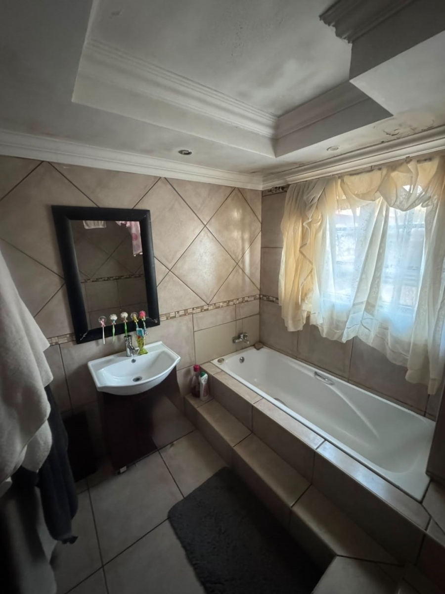 3 Bedroom Property for Sale in Crystal Park Gauteng
