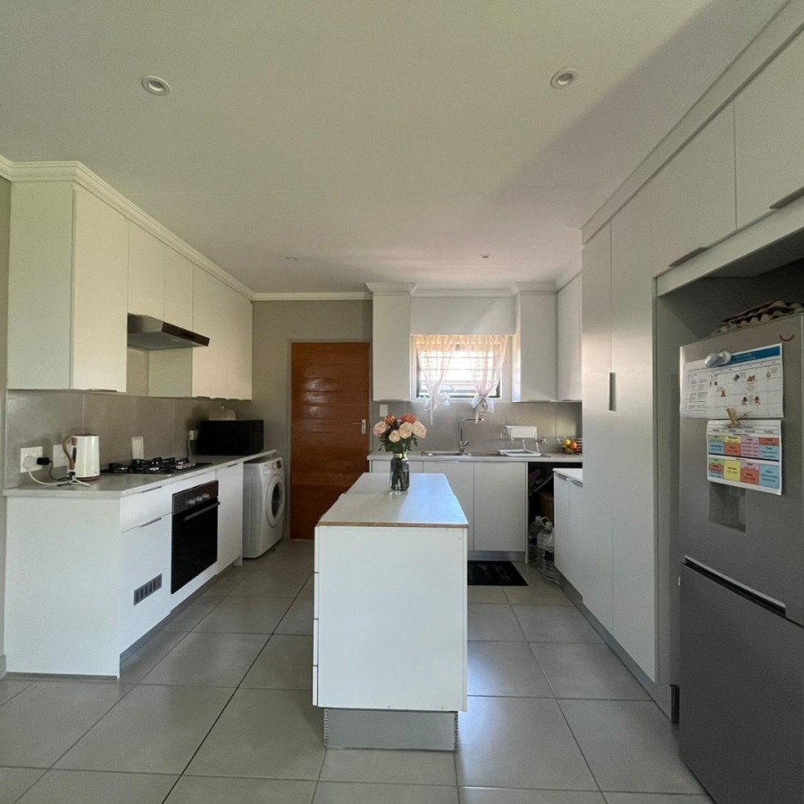 To Let 3 Bedroom Property for Rent in Lion Pride Gauteng