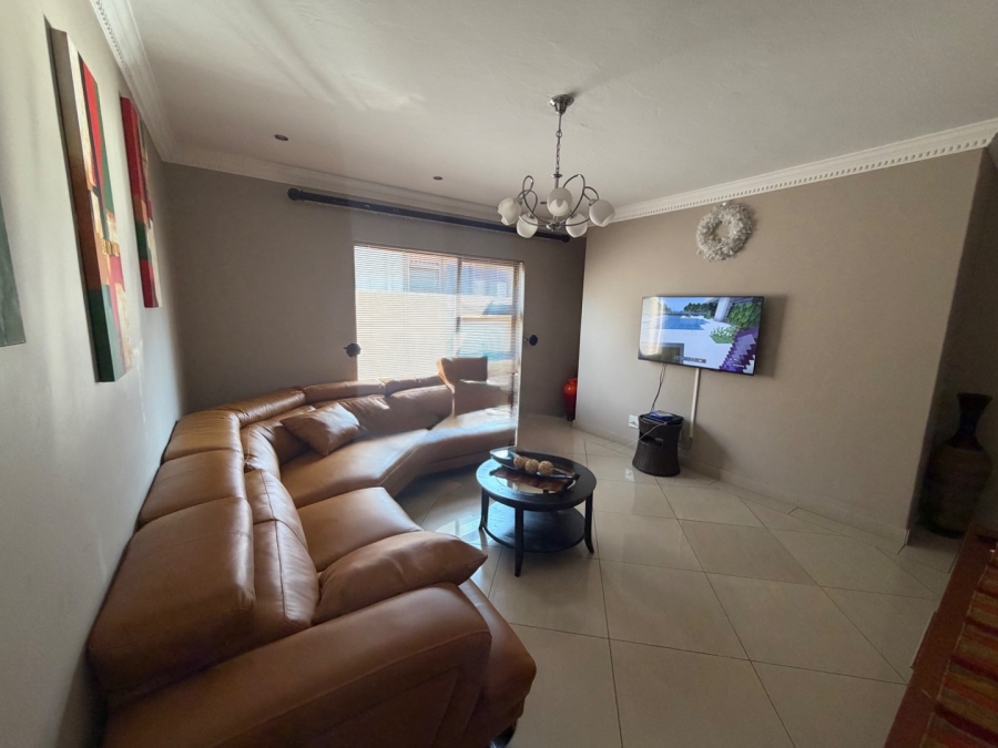 5 Bedroom Property for Sale in Willow Acres Ext 3 Gauteng
