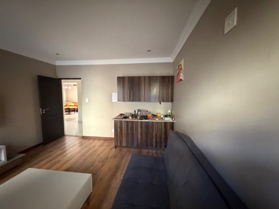 5 Bedroom Property for Sale in Willow Acres Ext 3 Gauteng
