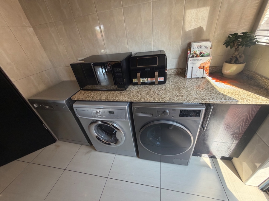 5 Bedroom Property for Sale in Willow Acres Ext 3 Gauteng