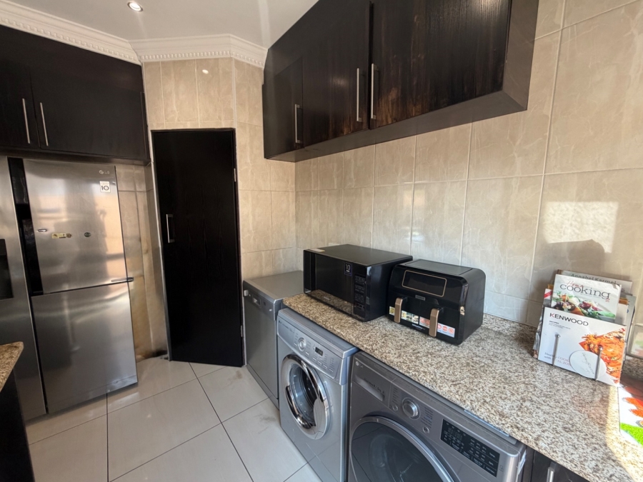 5 Bedroom Property for Sale in Willow Acres Ext 3 Gauteng