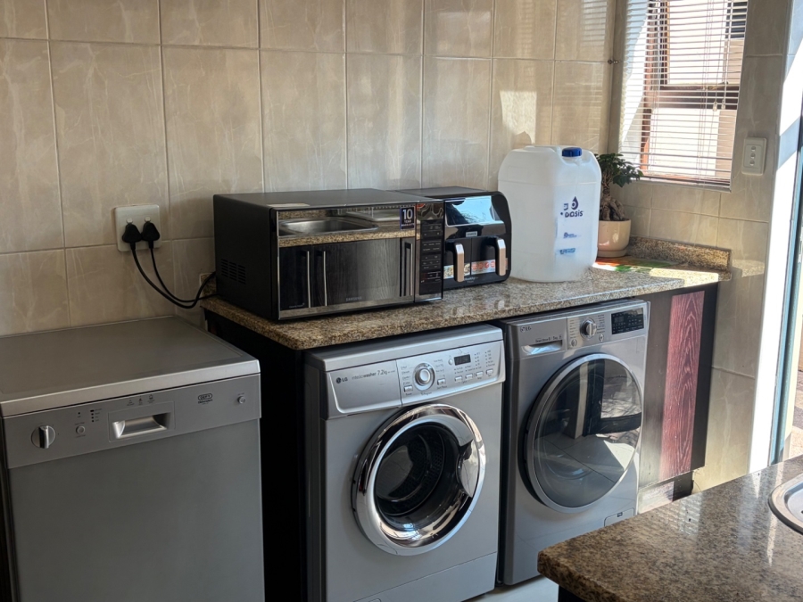 5 Bedroom Property for Sale in Willow Acres Ext 3 Gauteng