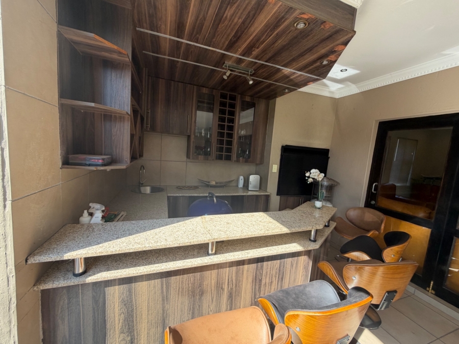 5 Bedroom Property for Sale in Willow Acres Ext 3 Gauteng