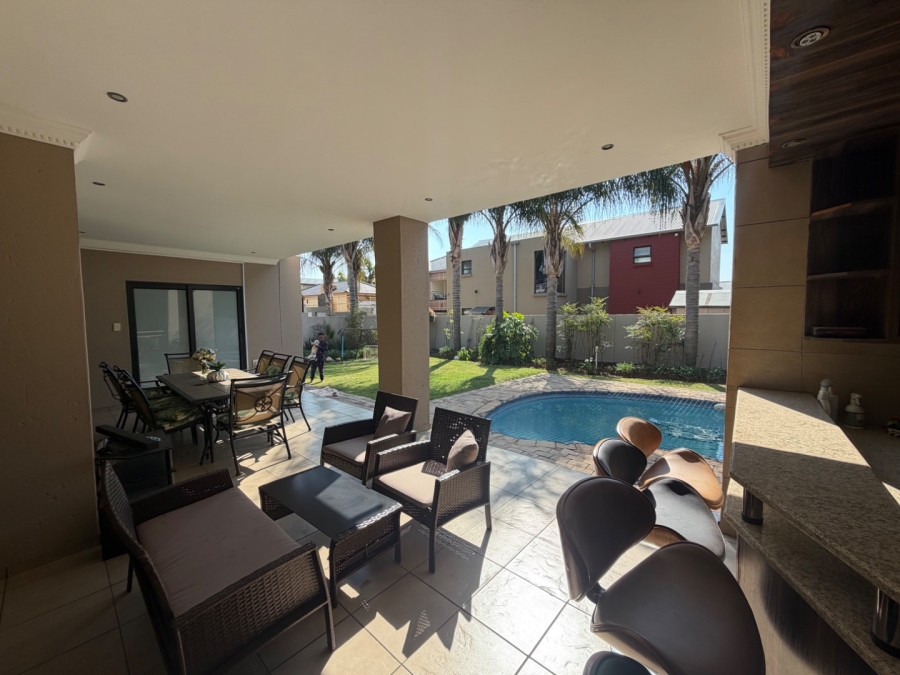 5 Bedroom Property for Sale in Willow Acres Ext 3 Gauteng