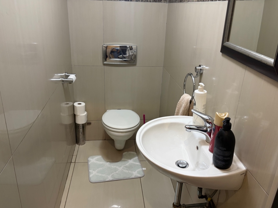 5 Bedroom Property for Sale in Willow Acres Ext 3 Gauteng