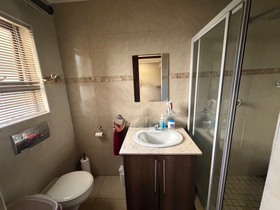 5 Bedroom Property for Sale in Willow Acres Ext 3 Gauteng