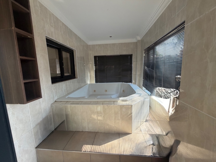 5 Bedroom Property for Sale in Willow Acres Ext 3 Gauteng