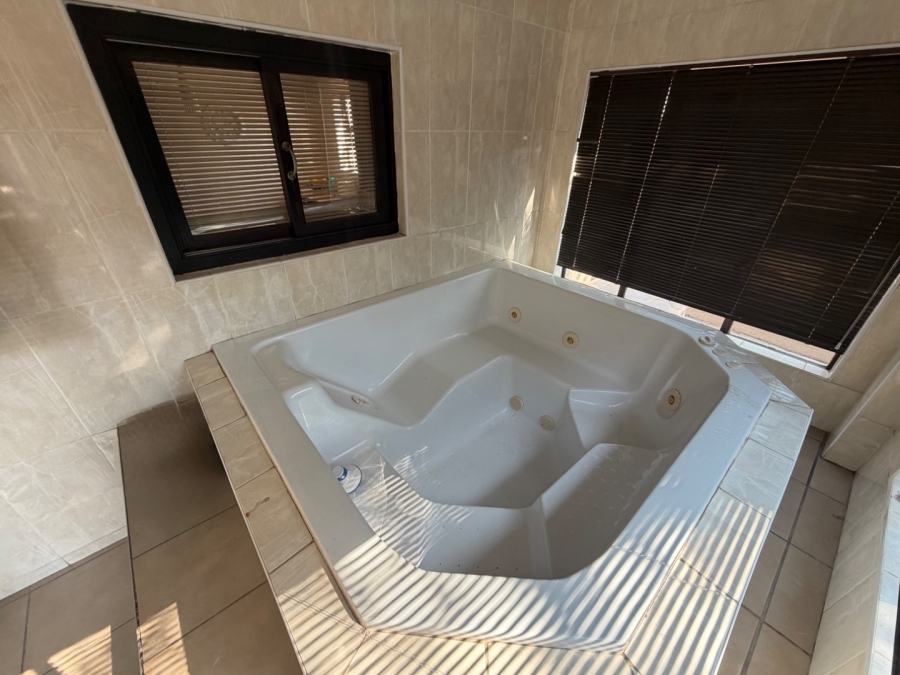 5 Bedroom Property for Sale in Willow Acres Ext 3 Gauteng
