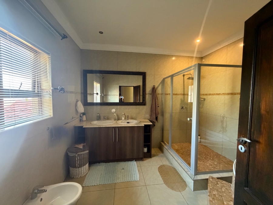 5 Bedroom Property for Sale in Willow Acres Ext 3 Gauteng