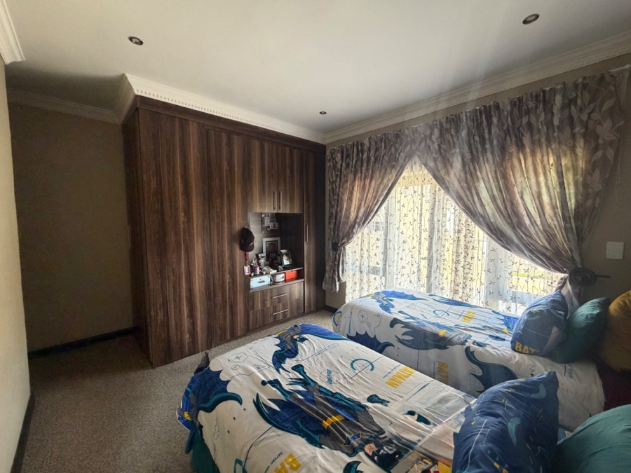 5 Bedroom Property for Sale in Willow Acres Ext 3 Gauteng