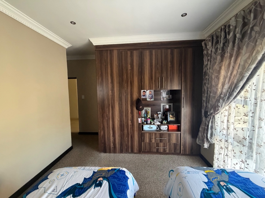 5 Bedroom Property for Sale in Willow Acres Ext 3 Gauteng