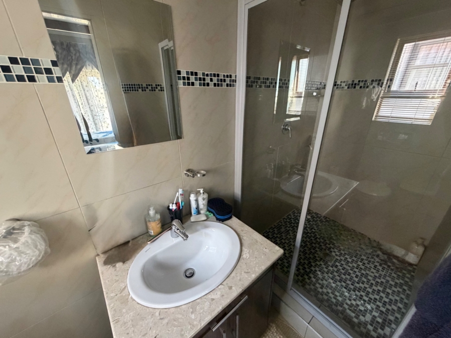 5 Bedroom Property for Sale in Willow Acres Ext 3 Gauteng
